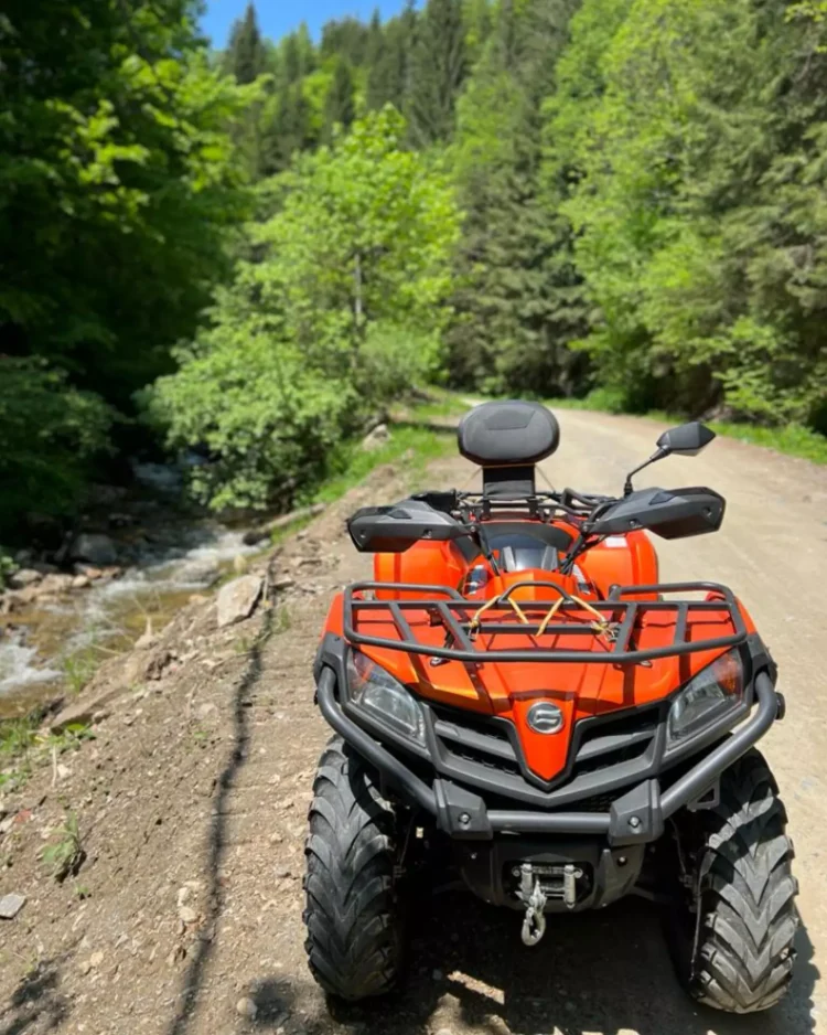 Minor de 14 ani, rănit după ce a intrat cu un ATV într-un șanț, în comuna Raciu – Vehiculul i-ar fi fost încredințat de un tânăr de 24 de ani