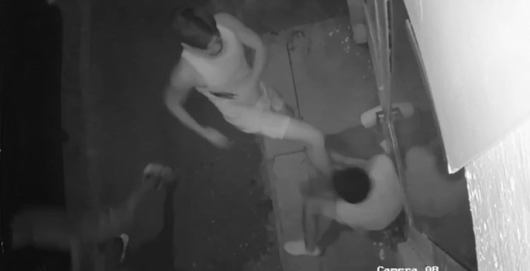 Vezi video cu puternic impact emoțional: Adolescent de 15 ani înjunghie mortal un bărbat în Târgoviște