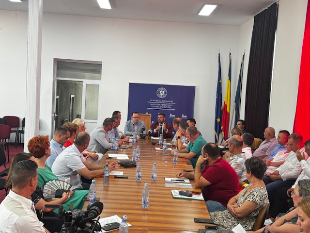 Prefectul Marian Tănase cere acțiuni concrete în sprijinul cetățenilor: informare în comunități, acces la lemn de foc și implicare în problemele reale ale județului