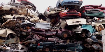 Tone de deșeuri auto descoperite pe un teren neautorizat în Aninoasa – amenzi de 160.000 de lei aplicate de polițiști și Garda de Mediu