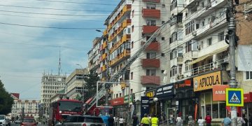 Incendiu la un apartament din Târgoviște – o persoană evacuată și asistată medical