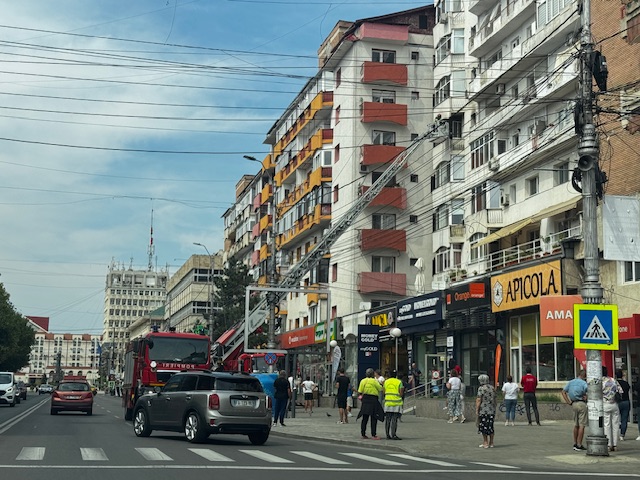 Incendiu la un apartament din Târgoviște – o persoană evacuată și asistată medical