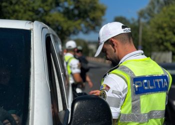 (Foto) Acțiuni ale polițiștilor rutieri pe drumurile spre munte: șoferii vitezomani și cei sub influența alcoolului, vizați de controale