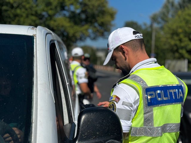 (Foto) Acțiuni ale polițiștilor rutieri pe drumurile spre munte: șoferii vitezomani și cei sub influența alcoolului, vizați de controale