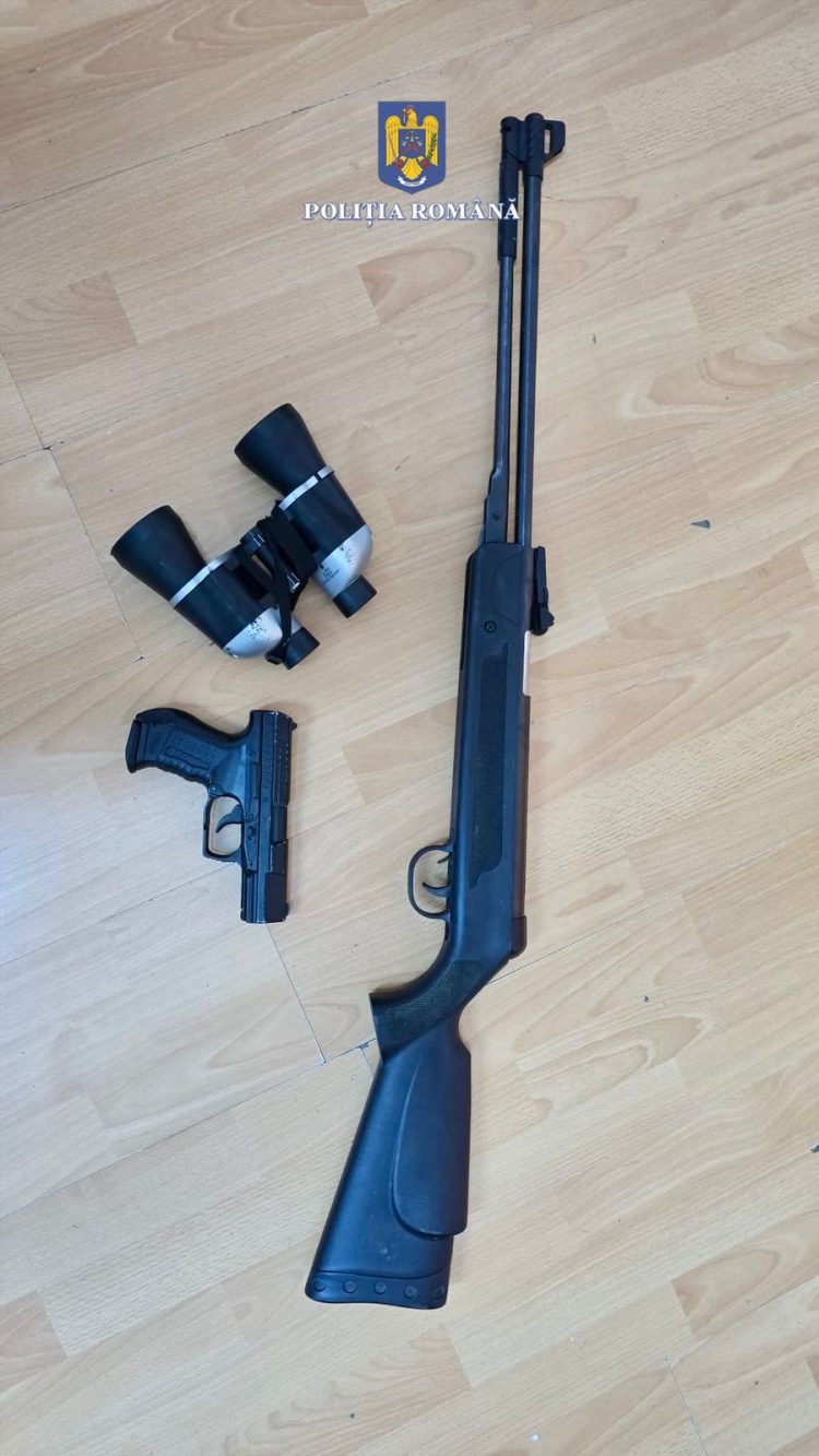 Braconaj și arme ilegale, descoperite la percheziții în Dâmbovița