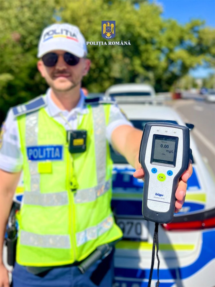 (Foto) Acțiuni ale polițiștilor rutieri pe drumurile spre munte: șoferii vitezomani și cei sub influența alcoolului, vizați de controale