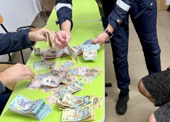 Tânăr din Târgoviște, prins de polițiști după ce a furat peste 50.000 de lei dintr-un supermarket din Pucioasa