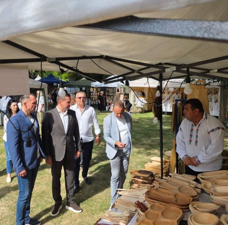 (Foto) Târgul meșterilor populari aduce tradiția în Parcul Chindia, la Zilele Cetății Târgoviște