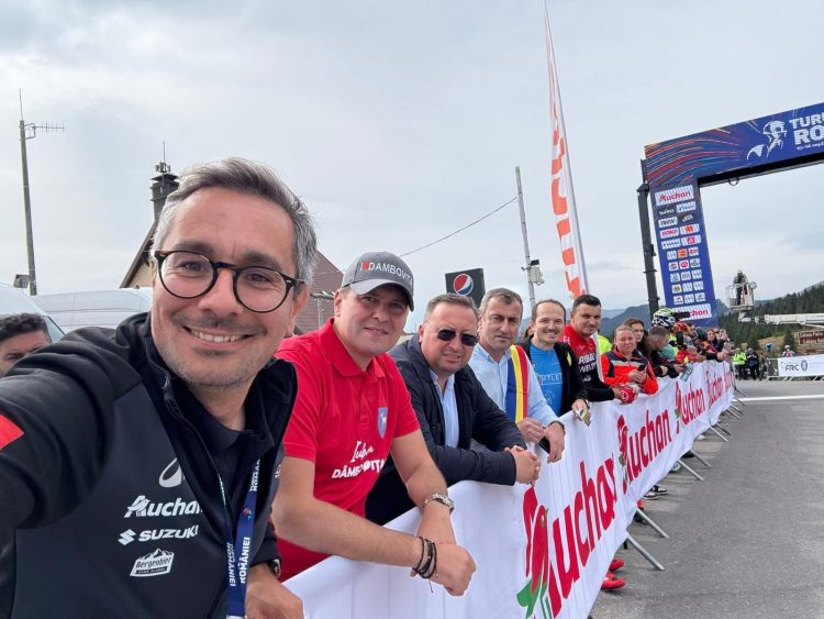 (Foto) Dâmbovița, capitala emoției în Turul României – Corneliu Ștefan, președintele CJD, alături de eroii de pe bicicletă la Pasul Dichiu!