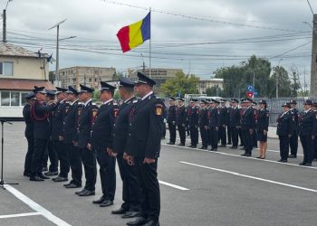 (Foto/Video) Pompierii din Dâmbovița sărbătoriți prin ceremonii militare și exerciții demonstrative
