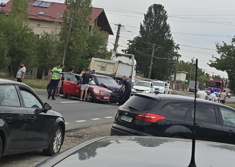 Ciocnire violentă pe DN 1A, la Butimanu – doi șoferi au ajuns la spital