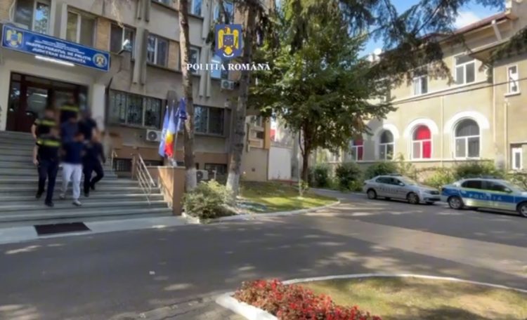 Doi tineri reținuți după ce ar fi agresat și lipsit de libertate un bărbat în Bujoreanca