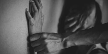 Scandal uriaș în educație: Profesor reținut pentru agresiune – ISJ Dâmbovița declanșează anchetă și măsuri de urgență în școli