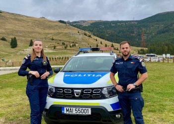 Promptitudine la înălțime: doi polițiști din Dâmbovița au returnat un portofel pierdut de un turist