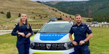 Promptitudine la înălțime: doi polițiști din Dâmbovița au returnat un portofel pierdut de un turist