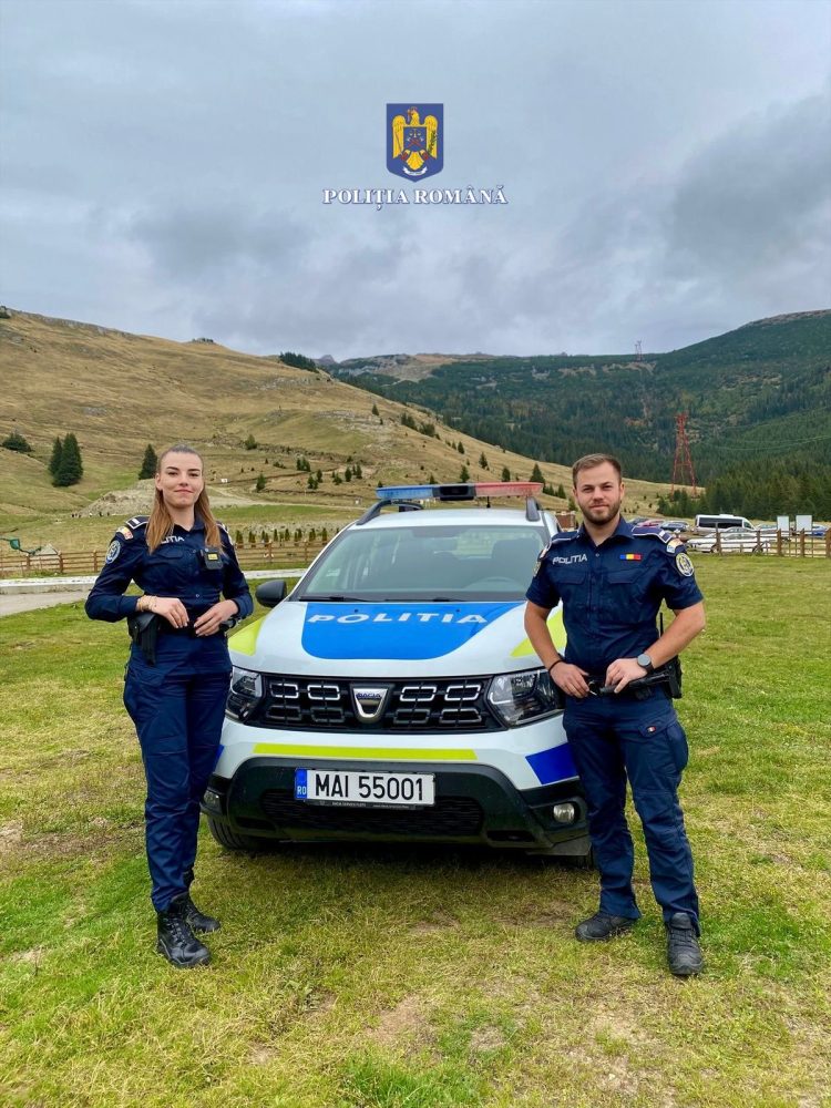 Promptitudine la înălțime: doi polițiști din Dâmbovița au returnat un portofel pierdut de un turist