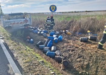 Tragedie pe DJ 711! Șofer de 57 de ani a murit după ce autoutilitara cu butelii a ieșit de pe carosabil, la Dobra!