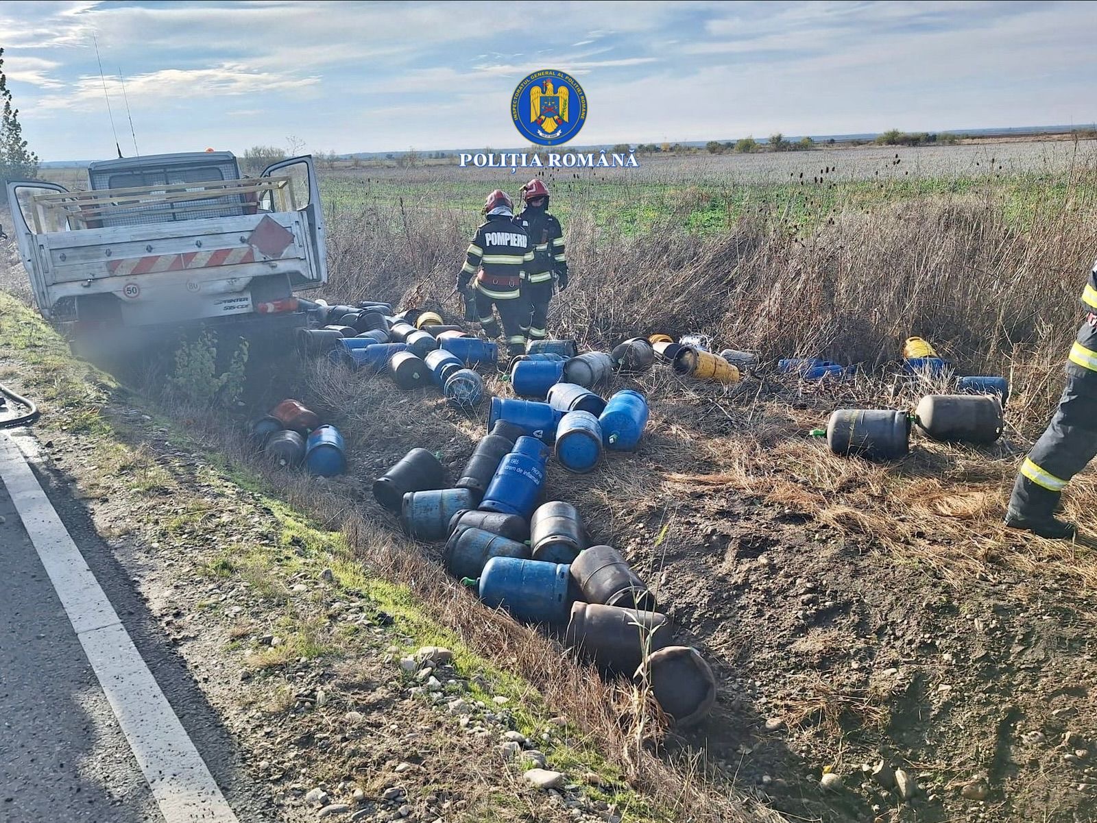 Tragedie pe DJ 711! Șofer de 57 de ani a murit după ce autoutilitara cu butelii a ieșit de pe carosabil, la Dobra!