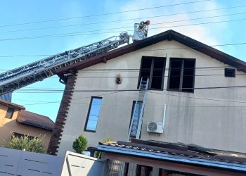 La primele ore ale dimineții, un incendiu a cuprins acoperișul unei locuințe din Dărmănești
