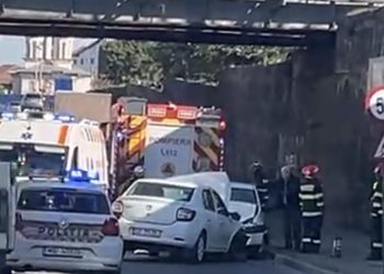 Accident rutier în Târgoviște: Două persoane, transportate la spital după coliziunea dintre două autoturisme