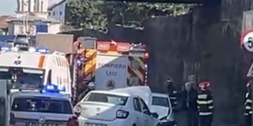Accident rutier în Târgoviște: Două persoane, transportate la spital după coliziunea dintre două autoturisme