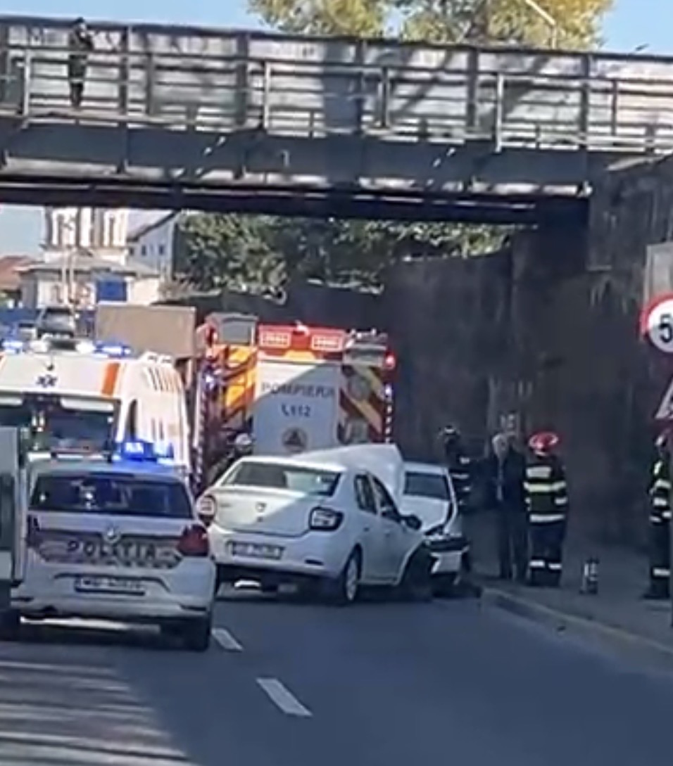 Accident rutier în Târgoviște: Două persoane, transportate la spital după coliziunea dintre două autoturisme