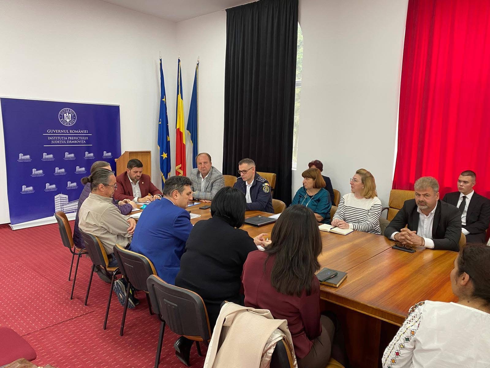 Prefectul Marian Tănase: Dialog social și parteneriat pentru binele copiilor din Dâmbovița – proiecte Salvați Copiii pentru educație, sănătate și sprijinul familiilor vulnerabile