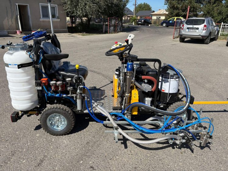 Nou echipament pentru siguranța rutieră: Mașina de marcaje Kontur 50, în dotarea Lucrărilor Drumuri și Poduri Dâmbovița