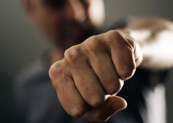 Tânăr de 15 ani din Târgoviște reținut după ce ar fi agresat un profesor în timpul orei de curs