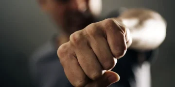 Tânăr de 15 ani din Târgoviște reținut după ce ar fi agresat un profesor în timpul orei de curs