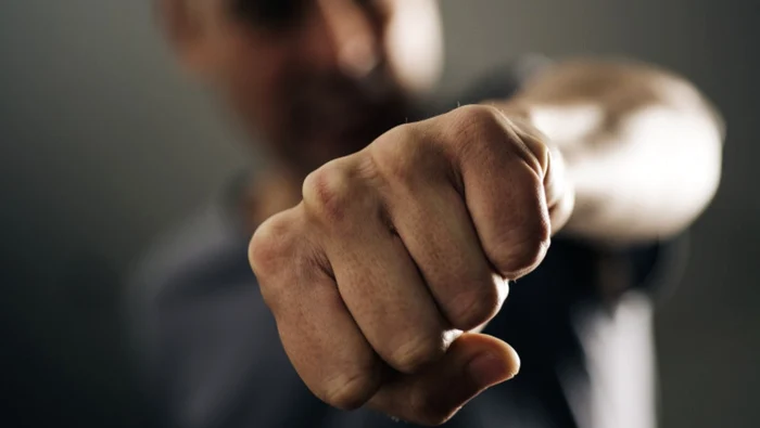 Tânăr de 15 ani din Târgoviște reținut după ce ar fi agresat un profesor în timpul orei de curs