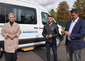 Revoluție în transportul școlar din Dâmbovița! Primele microbuze electrice PNRR pornesc spre comune – elevii ajung la școală în siguranță și fără poluare!
