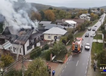 Incendiu puternic la o locuință din Ludești! Acoperișul casei, mistuit de flăcări din cauza unui scurtcircuit electric