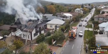 Incendiu puternic la o locuință din Ludești! Acoperișul casei, mistuit de flăcări din cauza unui scurtcircuit electric