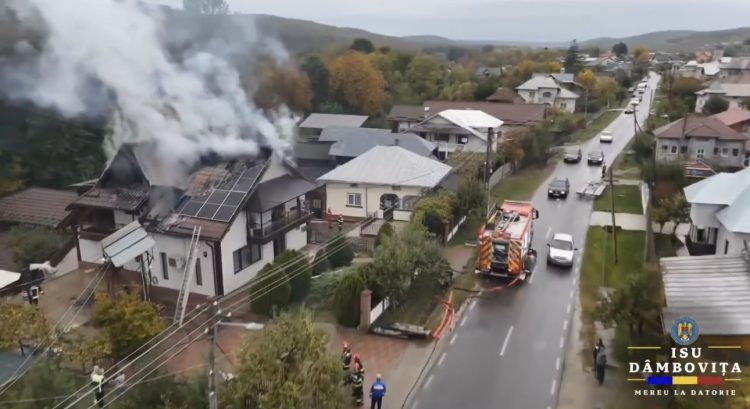 Incendiu puternic la o locuință din Ludești! Acoperișul casei, mistuit de flăcări din cauza unui scurtcircuit electric