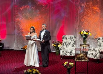 A doua seară a Festivalului „Crizantema de Aur” a fermecat Cetatea Târgoviștei! Emoție, eleganță și voci de aur în cea de-a 58-a ediție a regalului romanței!