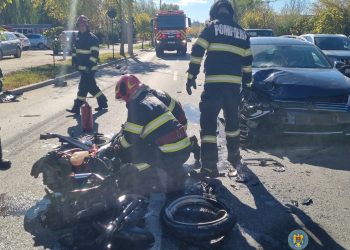 Accident violent în Târgoviște! Motocicletă izbită de un autoturism – doi tineri răniți, duși de urgență la spital!