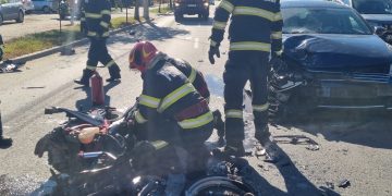 Accident violent în Târgoviște! Motocicletă izbită de un autoturism – doi tineri răniți, duși de urgență la spital!