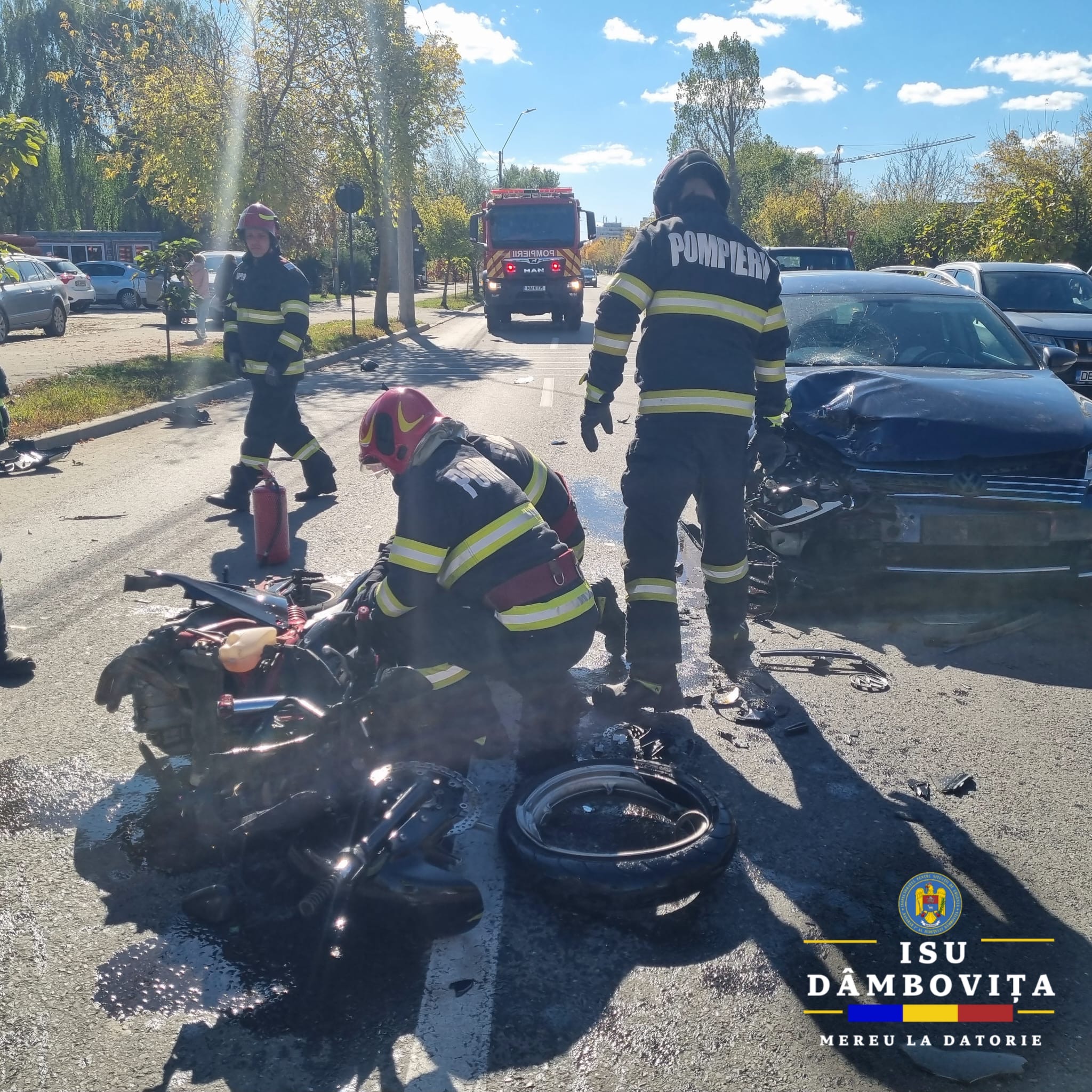 Accident violent în Târgoviște! Motocicletă izbită de un autoturism – doi tineri răniți, duși de urgență la spital!