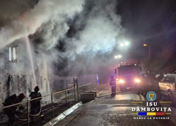 Incendiu puternic în Moreni: casă cu etaj distrusă pe o suprafață de 250 mp, fără victime