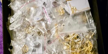 Percheziții la Moreni și în Prahova într-un dosar de contrabandă și comercializare de produse contrafăcute