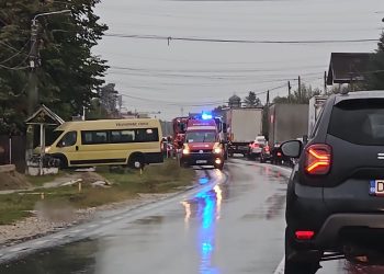 Accident în lanț pe DN 71, la Ulmi – microbuz școlar implicat, doi vârstnici la spital