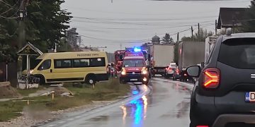 Accident în lanț pe DN 71, la Ulmi – microbuz școlar implicat, doi vârstnici la spital