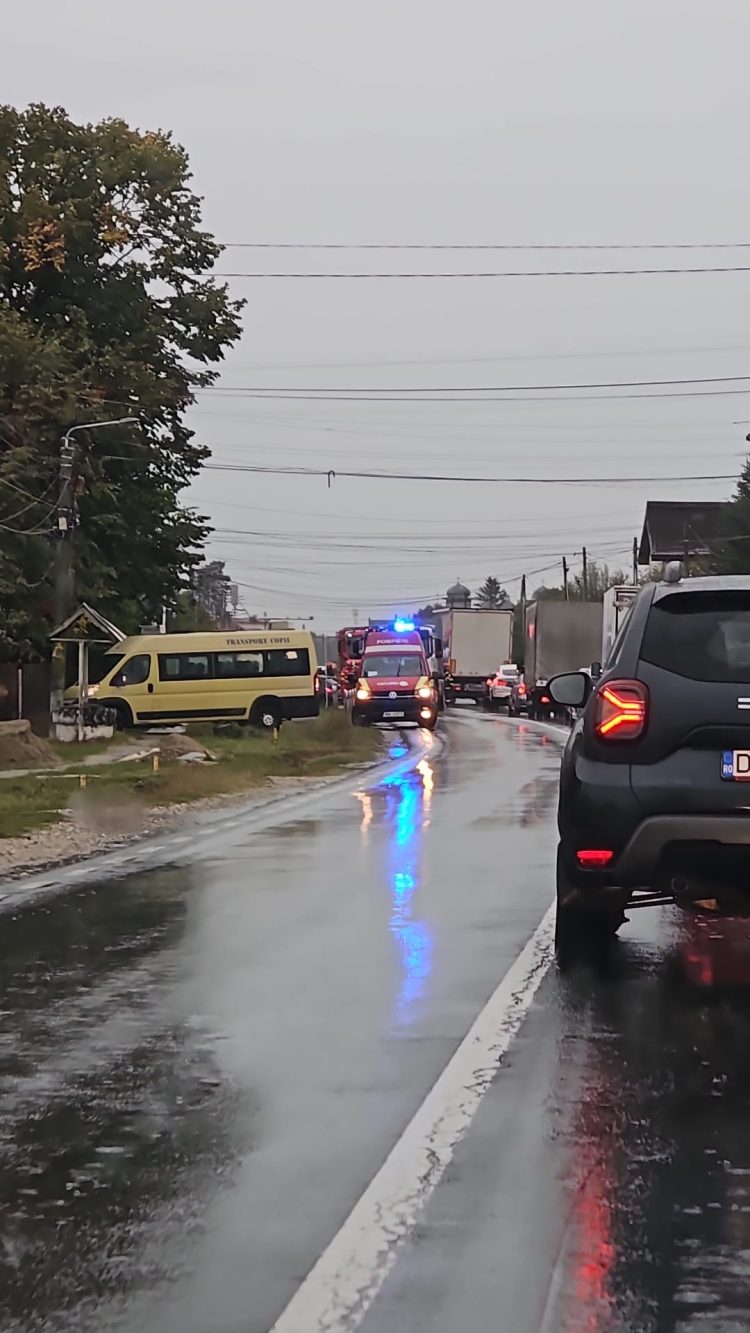 Accident în lanț pe DN 71, la Ulmi – microbuz școlar implicat, doi vârstnici la spital