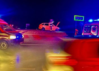 Accident pe DN7: un tânăr din Argeș a ajuns la spital după ce a pierdut controlul mașinii și a urcat cu autoturismul pe un sens giratoriu