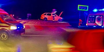 Accident pe DN7: un tânăr din Argeș a ajuns la spital după ce a pierdut controlul mașinii și a urcat cu autoturismul pe un sens giratoriu