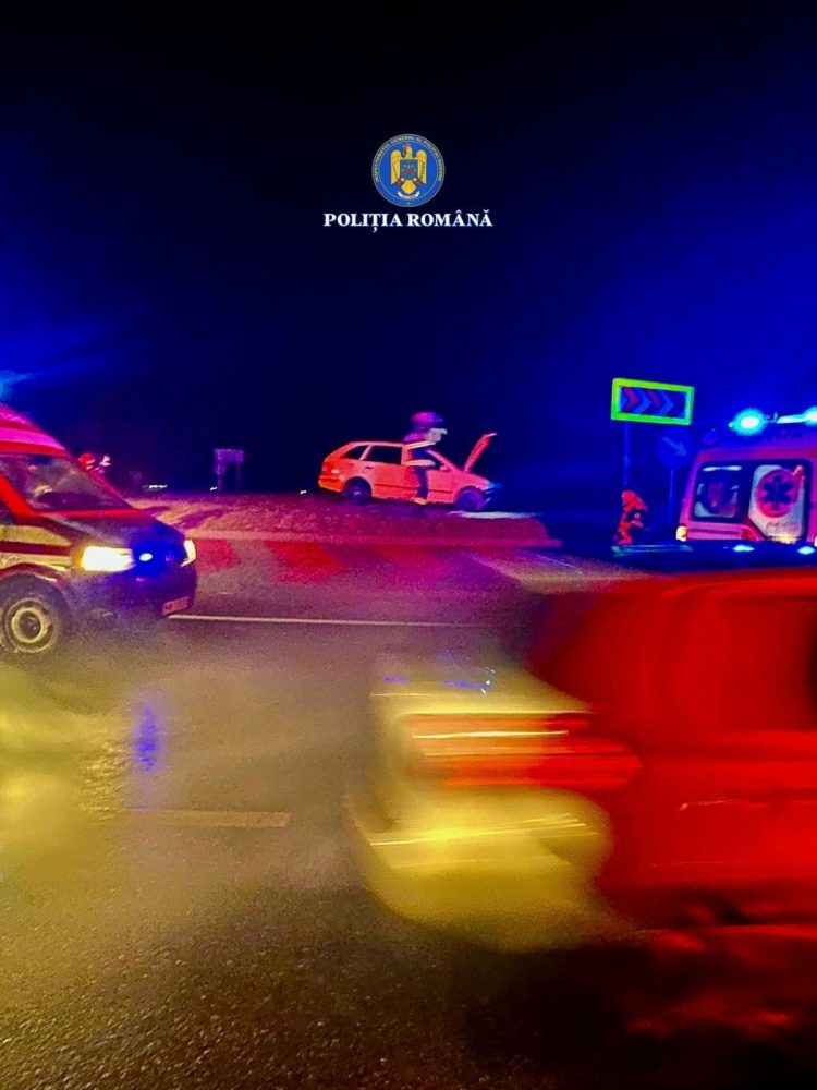 Accident pe DN7: un tânăr din Argeș a ajuns la spital după ce a pierdut controlul mașinii și a urcat cu autoturismul pe un sens giratoriu