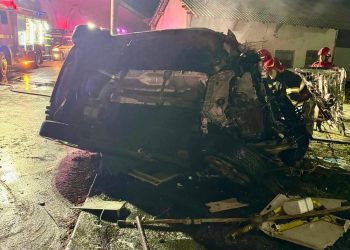 TRAGEDIE LA GĂEȘTI: DOI TINERI AU MURIT ARȘI DUPĂ CE MAȘINA S-A RĂSTURNAT ȘI A LUAT FOC