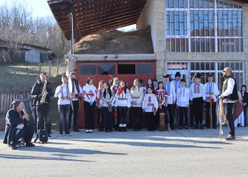 (Foto) Veselia Anului Nou prinde viață la Vulcana-Băi: Tinerii aduc tradițiile românești în casele comunității!