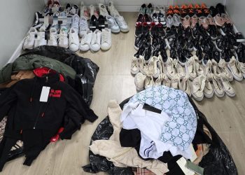 PRODUSE CU DENUMIREA UNEI MĂRCI DE RENUME CONFISCATE DE JANDARMII DÂMBOVIȚENI ÎNTR-O PIAȚĂ DIN GĂEȘTI